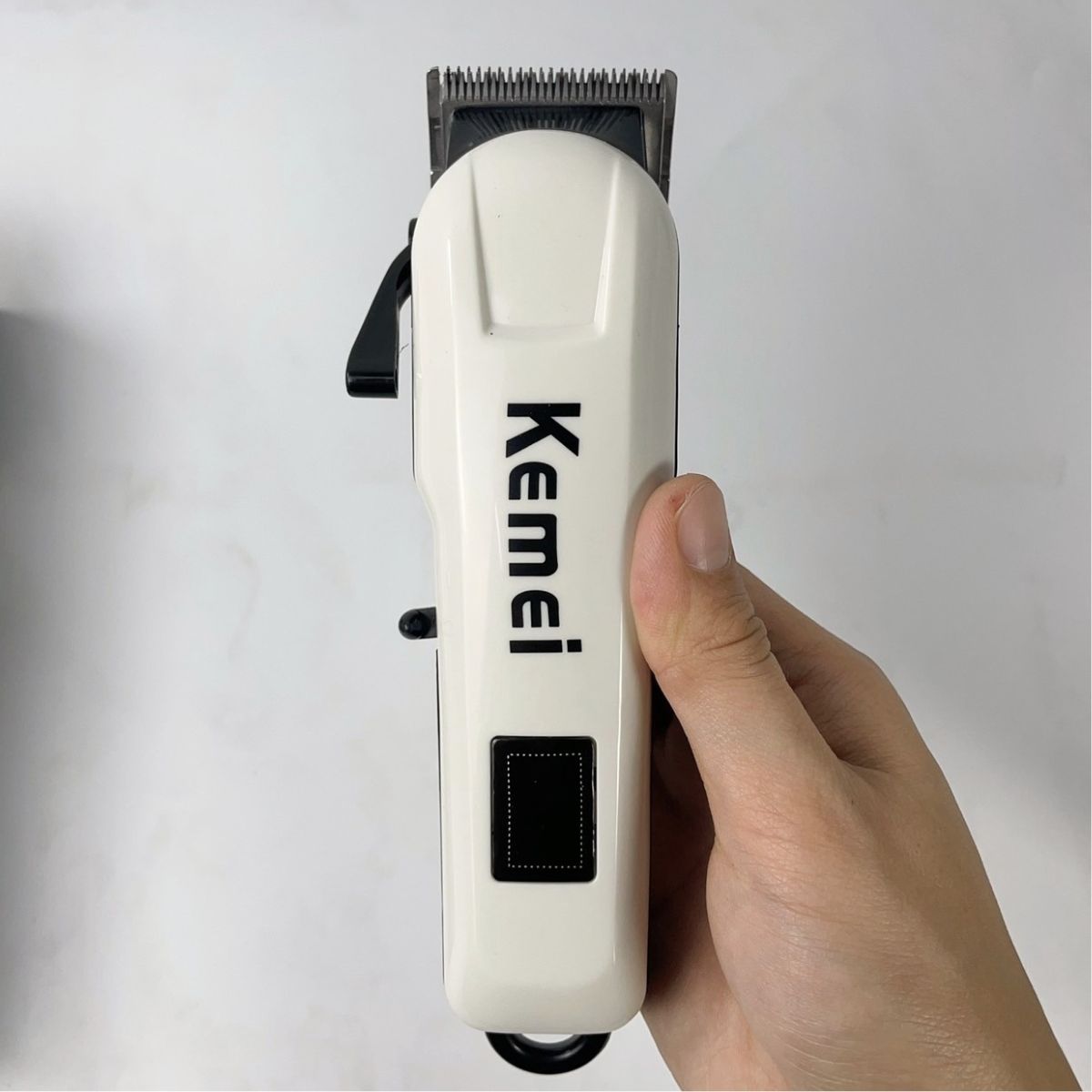 Tông đơ cắt tóc KEMEI KM-809A có màn hình hiển thị pin, nhiều cữ linh hoạt, lưỡi sắc, pin bền
