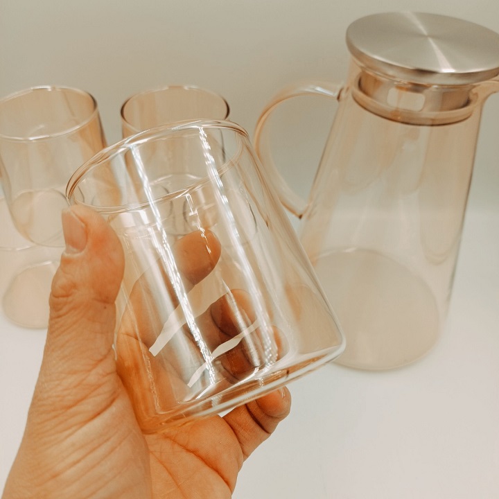 Bình Thủy Tinh Chịu Nhiệt Màu Vàng Cao Cấp 1,8 L Tặng Kèm 6 Cốc không quai vàng Sang Trọng Tinh Tế.