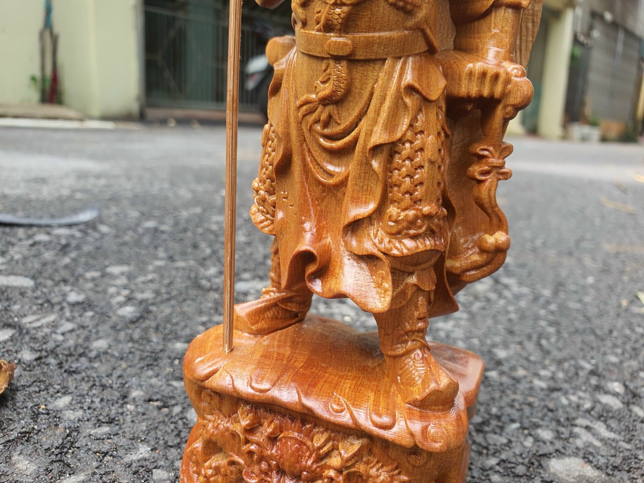 Tượng quan công cầm đao trấn ải đứng trên đầu hổ phù bằng gỗ bách xanh thơm phức kt cao 20cm