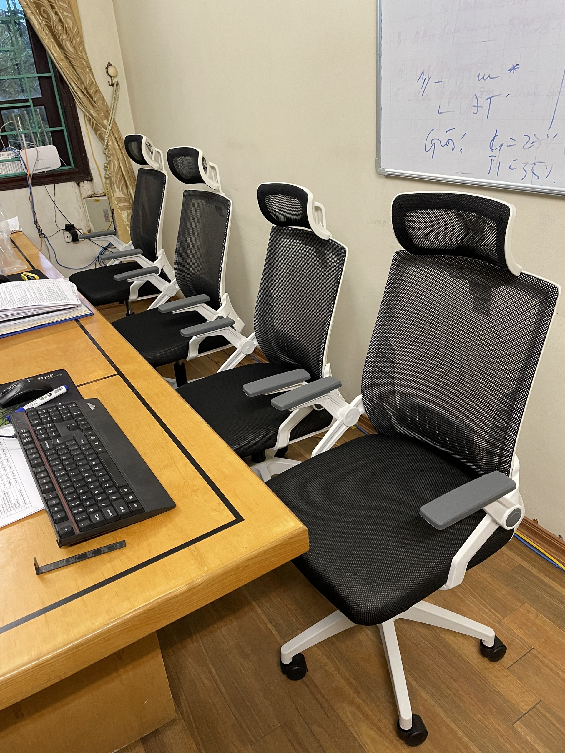 Ghế Văn Phòng Trắng, Có Gác – Ghế Xoay Công Thái Học – Có Tựa Đầu – Đệm Lưới Thoáng Khí – Tay Ghế Điều Chỉnh Linh Hoạt – Hàng Nhập Khẩu