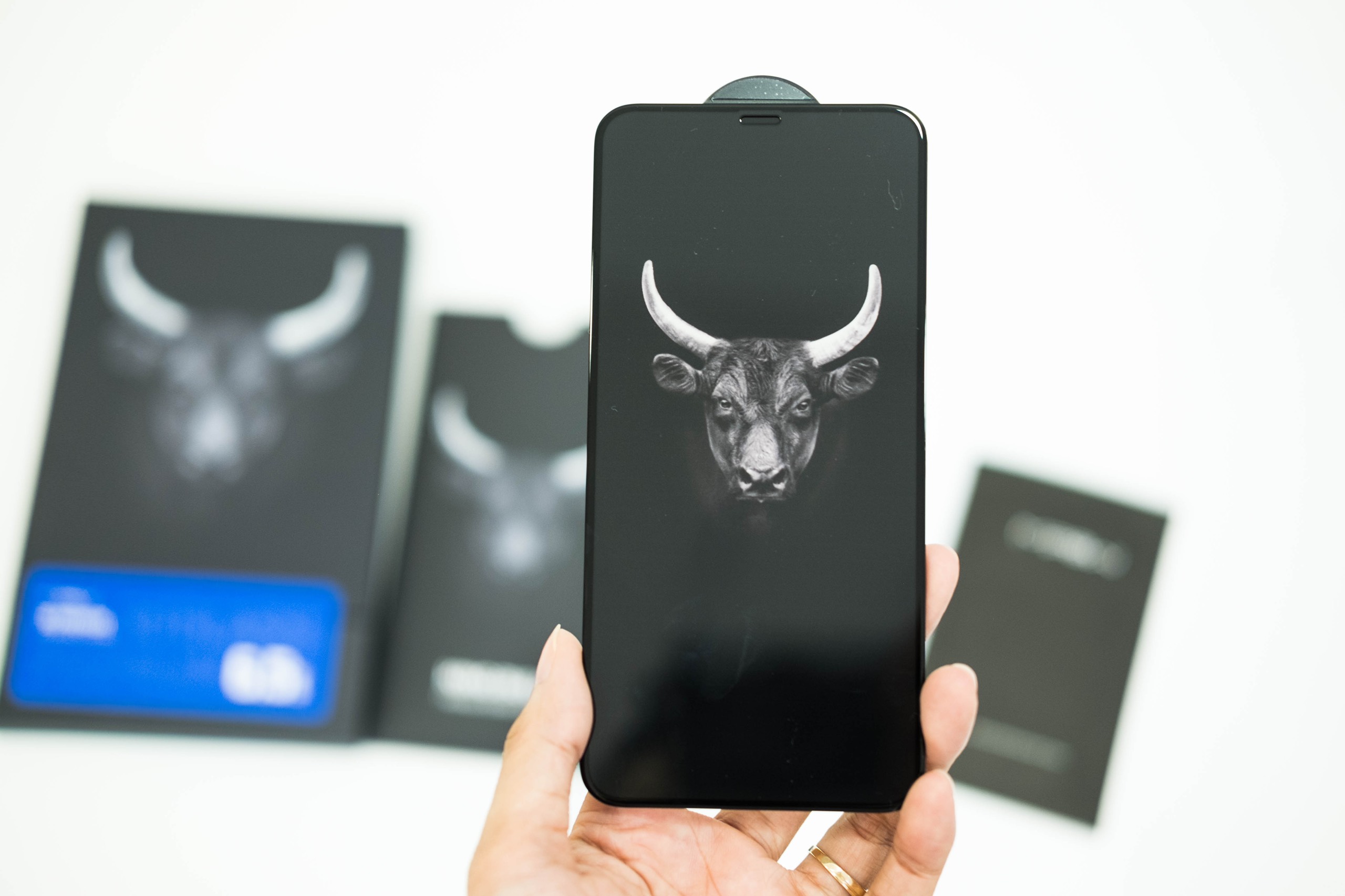 MIẾNG DÁN CƯỜNG LỰC MỜ MIPOW KINGBULL ANTI-GLARE PREMIUM HD (2.7D) - HÀNG CHÍNH HÃNG