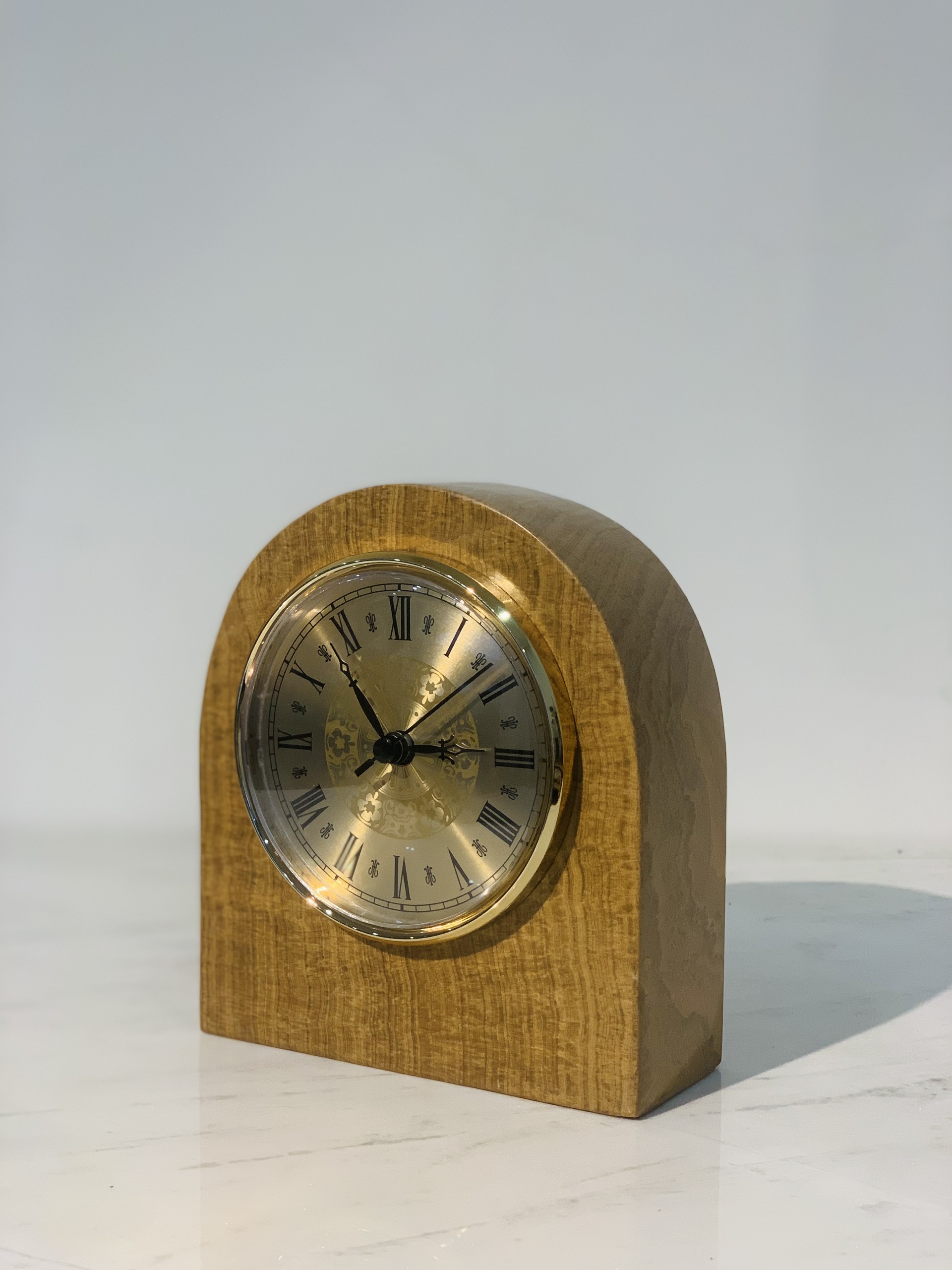 Đồng hồ để bàn đá tự nhiên DH02 bầu dục màu Vàng vân gỗ (Mặt số La mã)