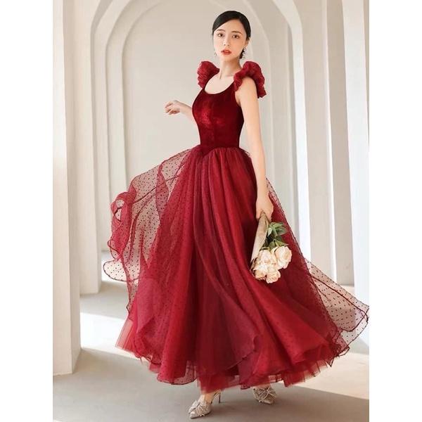 Váy đỏ xoè bồng bềnh phong cách tiểu thư, nàng thơ, công chúa