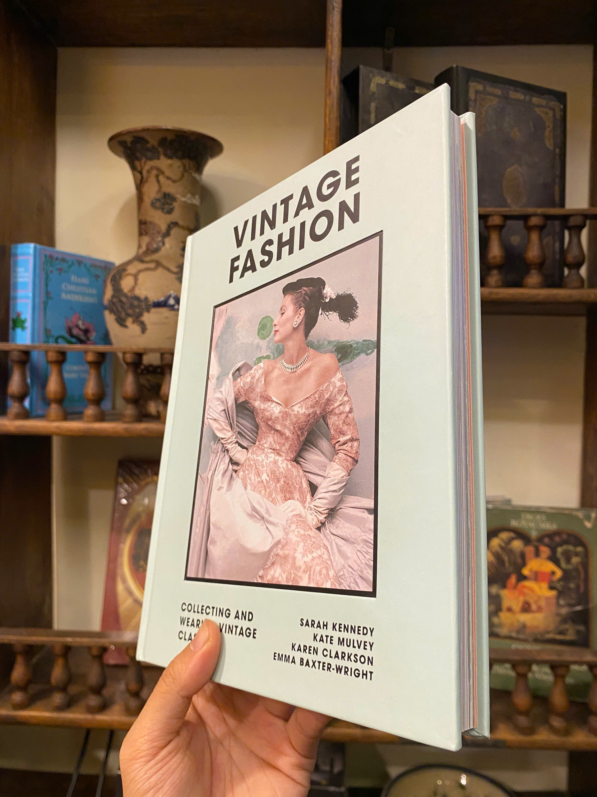 Sách - Vintage Fashion: Collecting & wearing designer classics by Sarah Kennedy | Bìa cứng