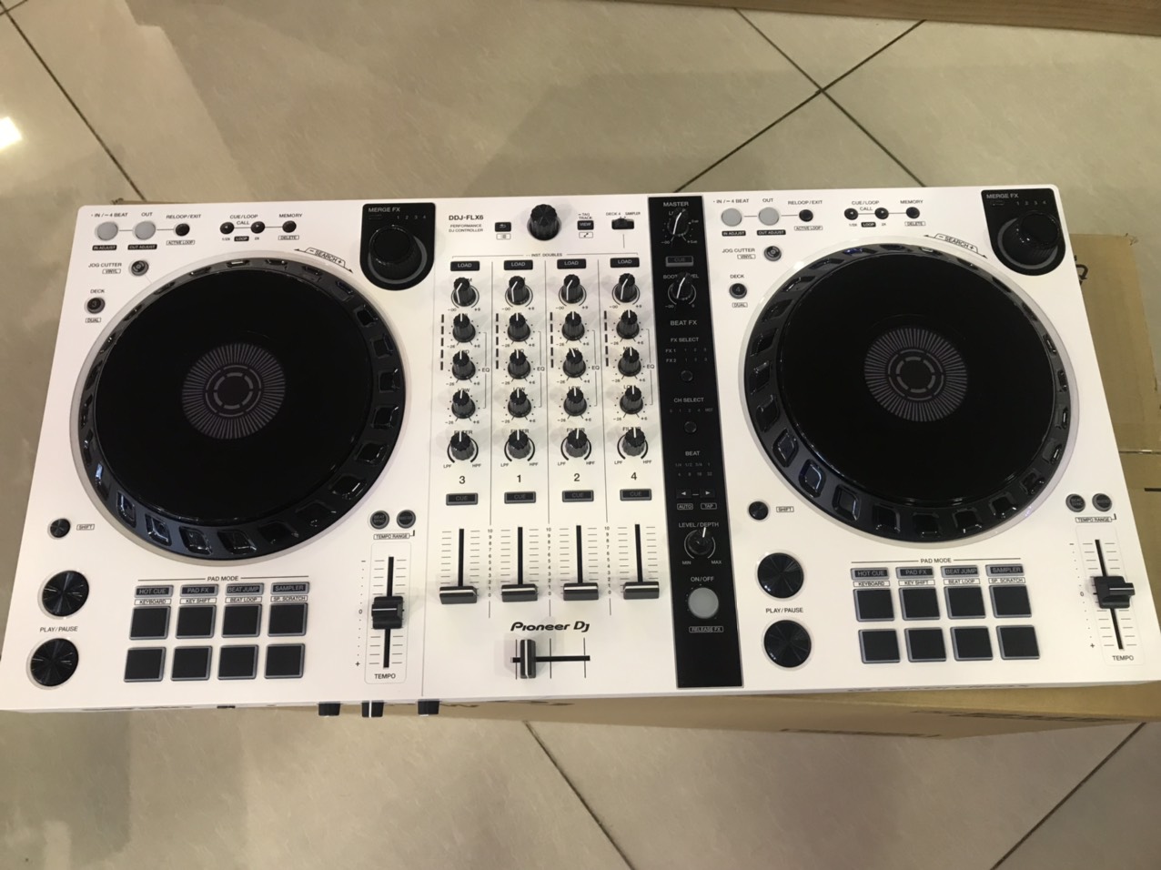 Bàn DJ Controller màu trắng DDJFLX6 Pioneer DJ  hàng giới hạn - Hàng Chính Hãng