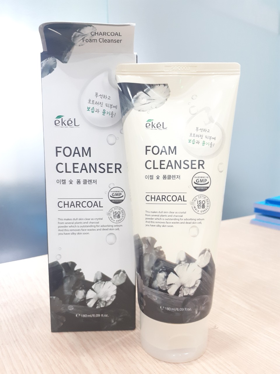 Sữa rửa mặt chiết xuất Than hoạt tính - Ekel Foam Cleanser Charcoal 180ml (Tặng 2 mặt nạ Jant Blanc)