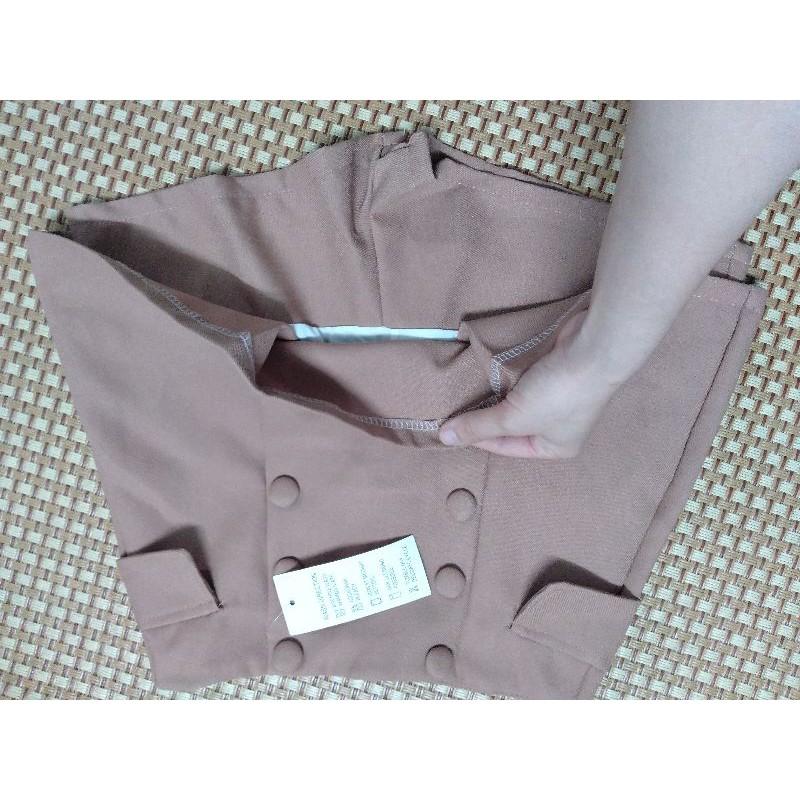 Quần giả váy đính cúc mặc kín đáo, 1 màu vàng nâu duy nhất, chất liệu vải thô full size sml