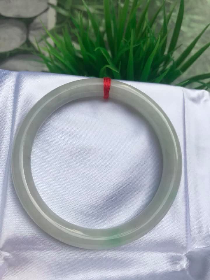 VÒNG TAY ĐÁ CẨM THẠCH MỚI TRẮNG LÝ 54  Size vòng 54mm x dầy 8mm  MÀU TRẮNG BÓNG CHẤM XANH LÝ NỮ 54kg đến 64kg Đeo