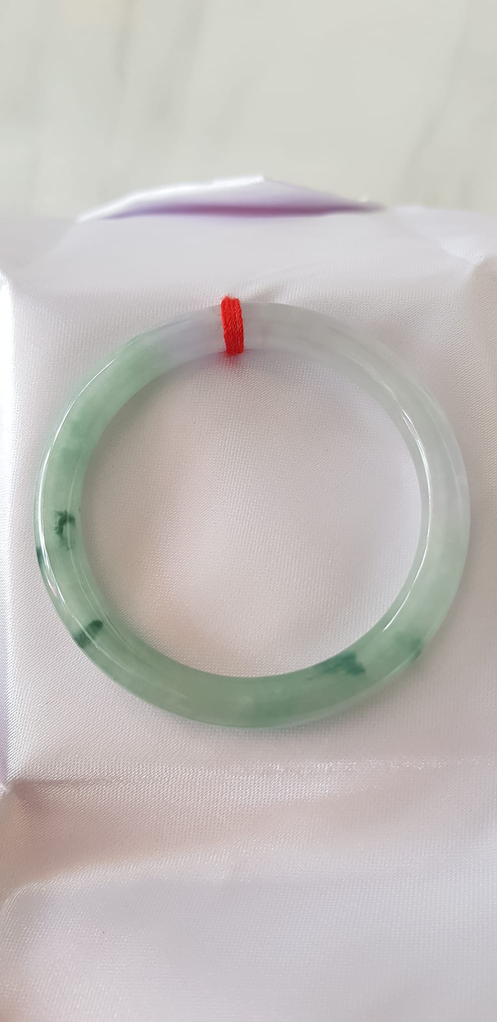 Vòng Cẩm Thạch tự nhiên A Sịn Đẹp 49mm x cọng 7mm Màu trắng bóng xanh rêu đẹp lạ sang vân đậm bóng ánh xíu tím nhẹ rất là đẹp sang Nữ 47kg - 51kg đeo đẹp ạ