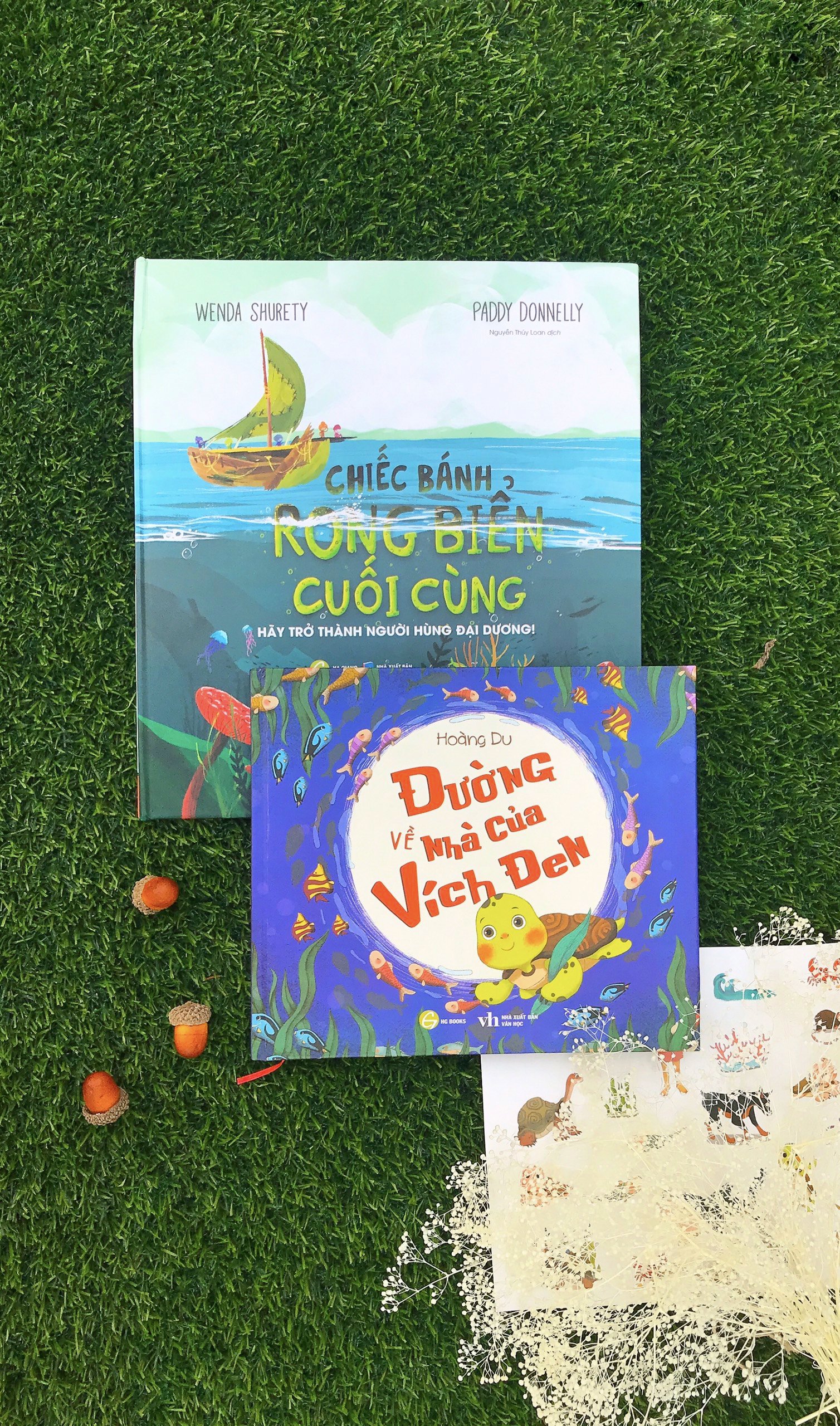 [Tặng kèm Sticker độc đáo] Combo sách: Đường về nhà của Vic đen, Chiếc bánh rong biển cuối cùng (song ngữ)