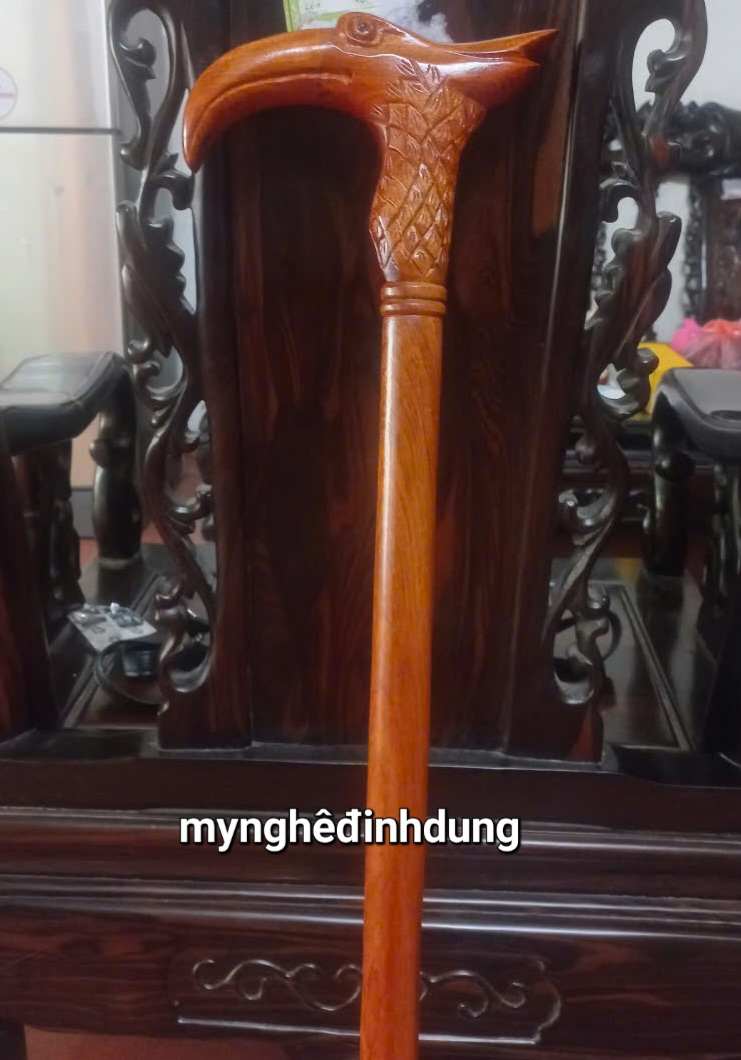 Gậy batong khắc đầu đại bàng bằng gỗ hương đẹp long lanh dài 90x3cm