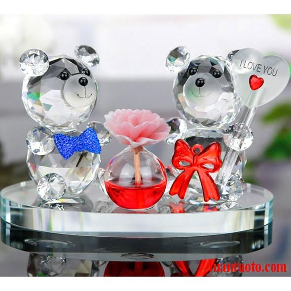 Cặp gấu pha lê và nước hoa xe ô tô