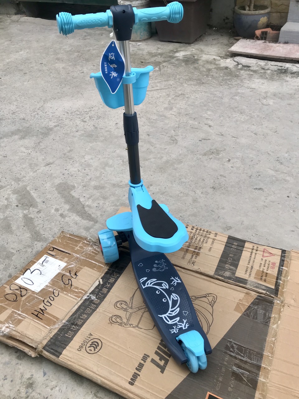 Xe scooter 3 bánh tự cân bằng, 3in1 có ghế gấp gọn, xe chòi chân thăng bằng có nhạc và Full ĐÈN LEZ từ ghế xuống bánh có tay cầm, giỏ đồ đi kèm