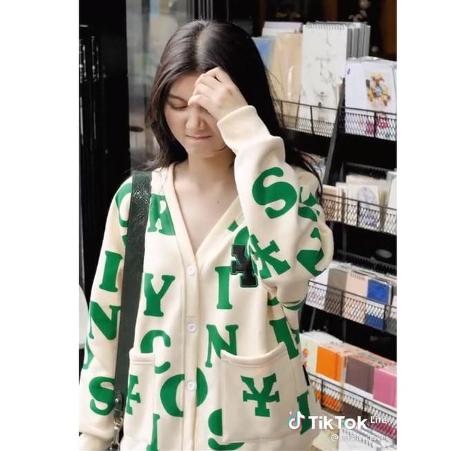 Áo Khoác Nỉ Ngoại From Rộng . Áo Khoác Nữ In fhữ Chất Vải Nỉ Ngoại Đẹp , Vải Dày Mềm Mịn