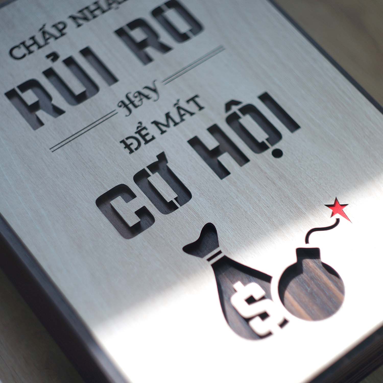 Tranh Gỗ Cap hay về cuộc sống TBIG121: Chấp nhận rủi ro hay để mất cơ hội