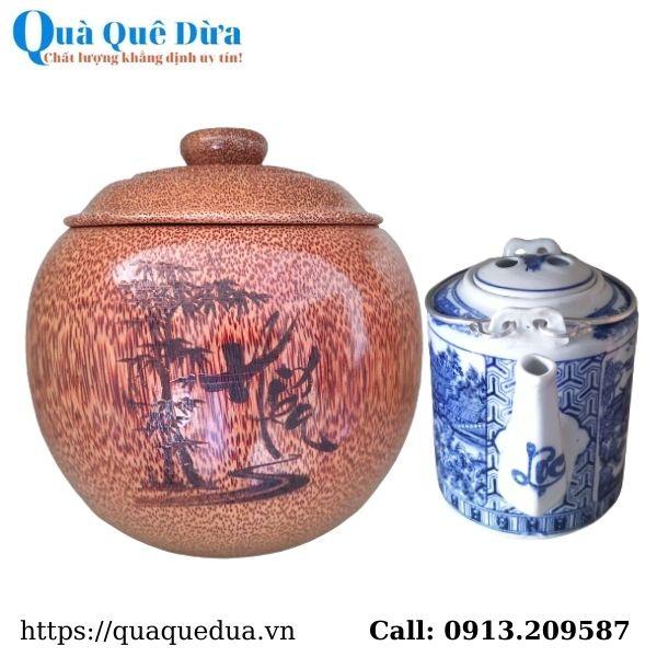 Bộ Bình Trà Gỗ Dừa Gọn Đẹp Hoa Văn Lồng Chữ Hiếu Và Bình Trà 700 - 950ml - Sản Phẩm Được Sản Xuất Tại Bến Tre