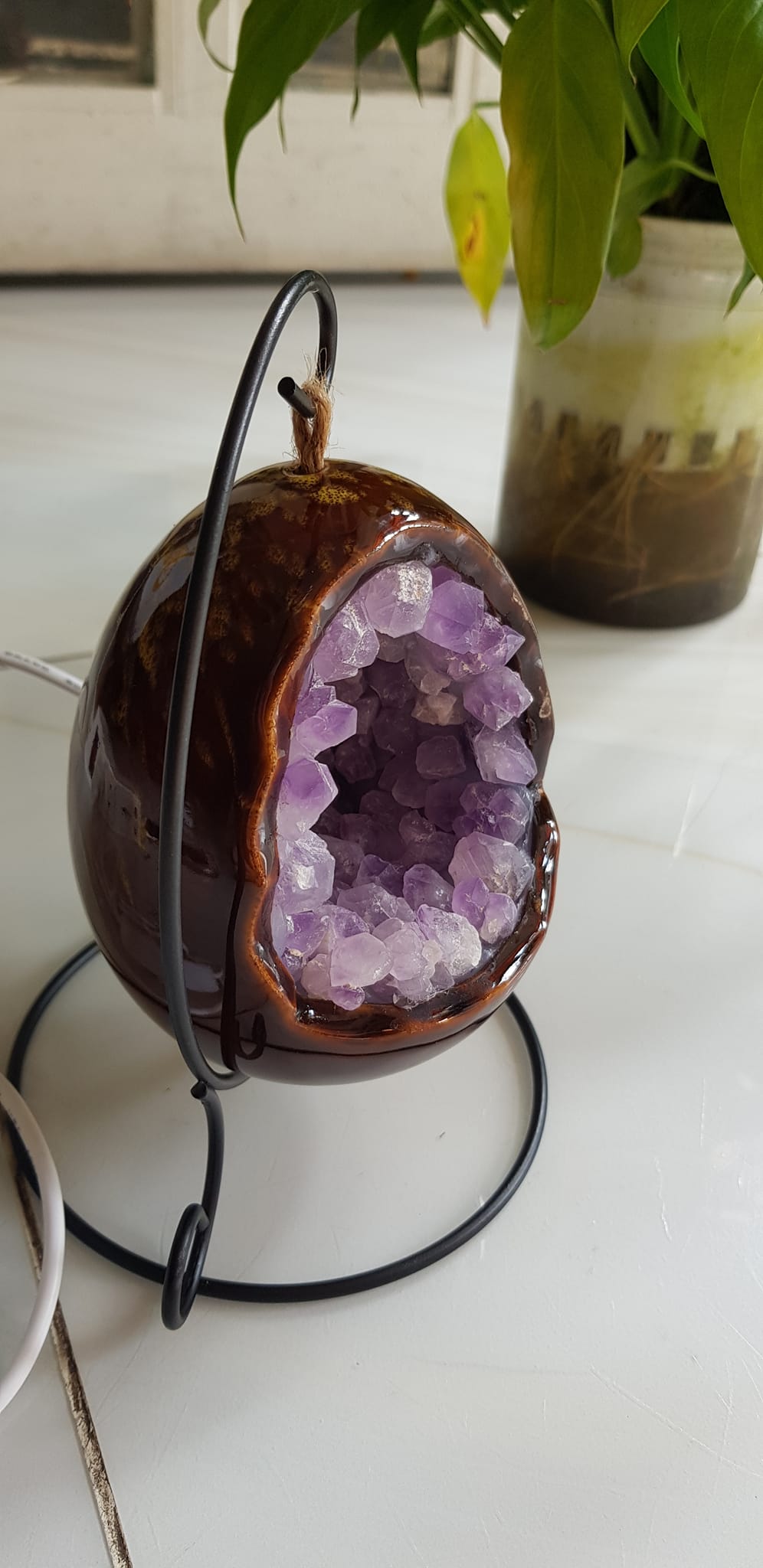 Miếng thạch anh tím tự nhiên hốc sâu có đế kiểu có đèn điện công dụng hút tài lộc Size cả chân Cao 16cm đk 12cm miếng tím cao 10cm x đk 8cm Anh Chị để bàn trang trí nhà bàn thờ Thần Tài và treo trong phòng làm đèn ngủ may mắn màu tím thật sự rất tốt đẹp ạ