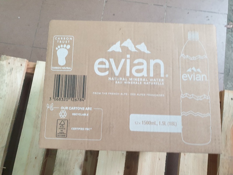 Thùng nước khoáng evian chai nhựa 1,5l