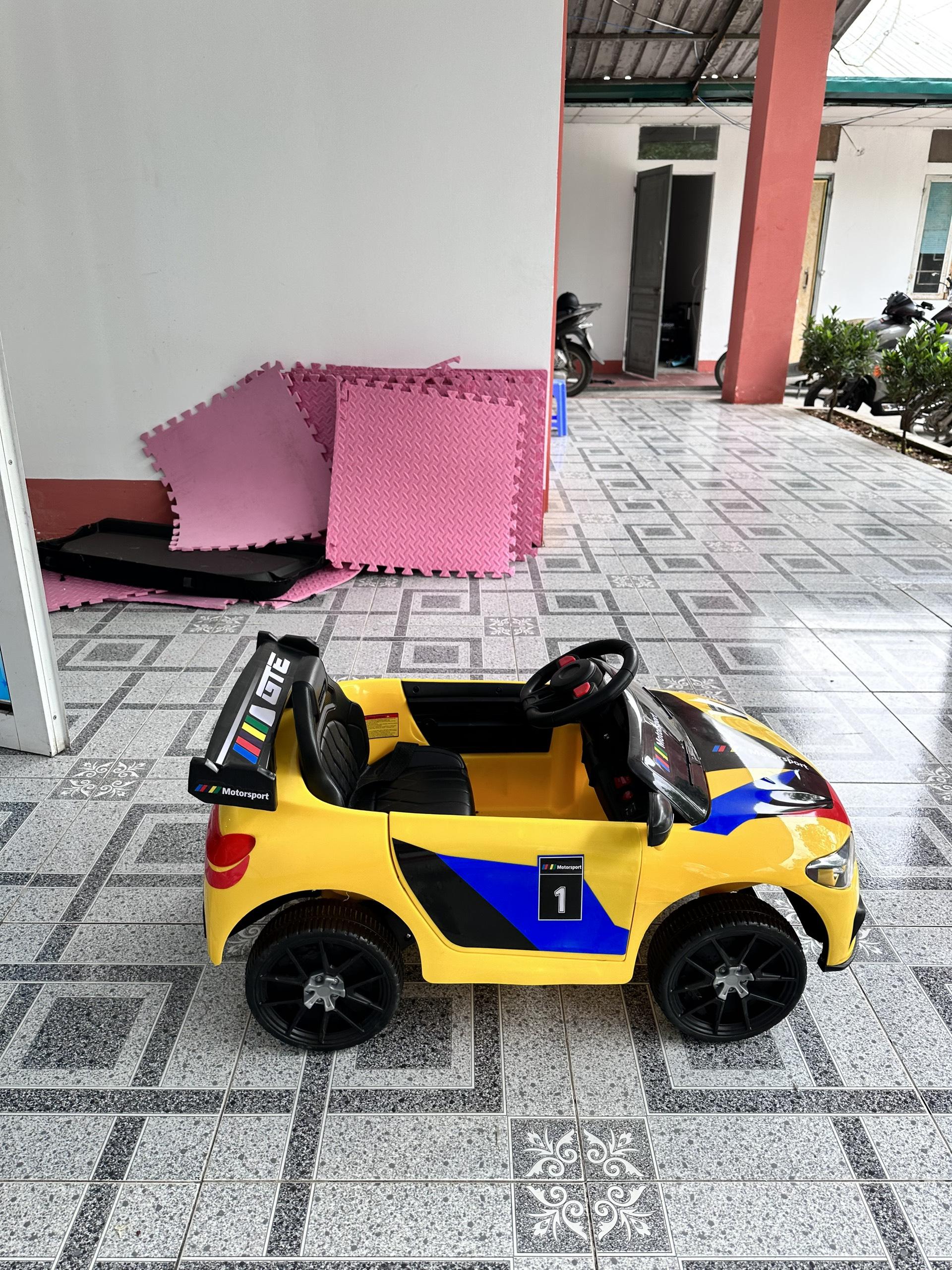 Xe ô tô điện mini điều khiển từ xa cho các bé Mã 808