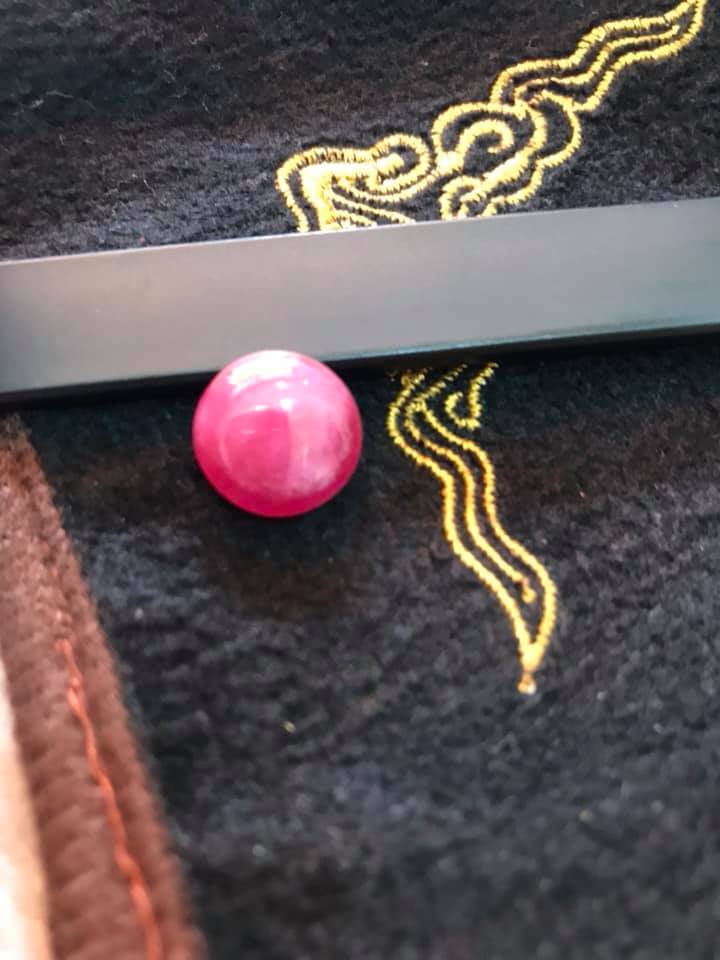MẶT NHẪN ĐÁ RUBBY HỒNG VIÊN TRÒN TO ĐẸP LÀM NHẪN HAY MẶT DÂY CHUYỀN  Size ĐK 13MM X DẦY 5MM  MÀU HỒNG VIÊN ĐÁ TRÒN MẠNG HỎA THỔ Ạ