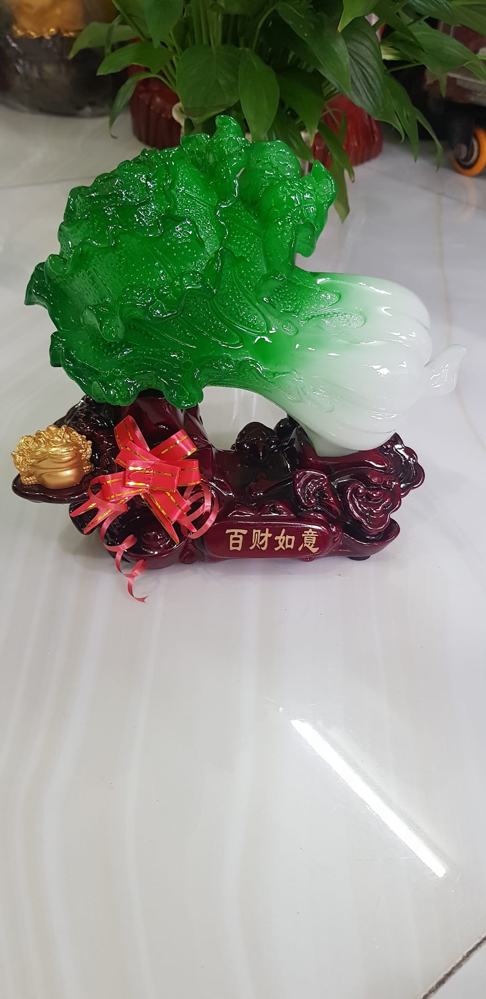 Tượng Bắp Cải Phong Thuỷ Xanh tươi hy vọng Cóc vàng ngậm tiền hút tài lộc của cải vào trên đế gỗ size vừa gọn đẹp lắm Dài 20cm x Cao 18cm x Sâu 9cm Anh Chị trưng phòng khách nhất , công ty, cửa hàng , quà biếu tặng dịp lễ tết, bàn làm việc, bàn thần tài ạ