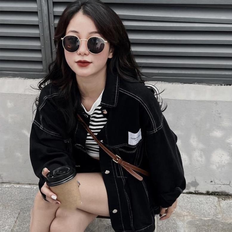 Áo Khoác Jeans Màu Đen Chỉ Trắng Và Xanh Nhạt Có Miếng Dán Trên Nắp Túi Dành Cho Nam Và Nữ JEAGOVN