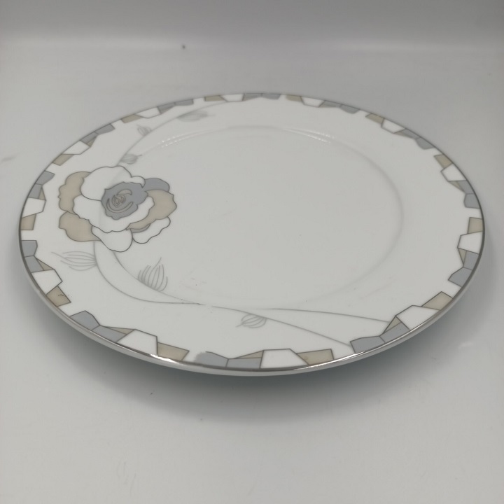Đĩa Sứ Long Phương Hoa Hồng Đen Kích Thước 23 CM Cao Cấp