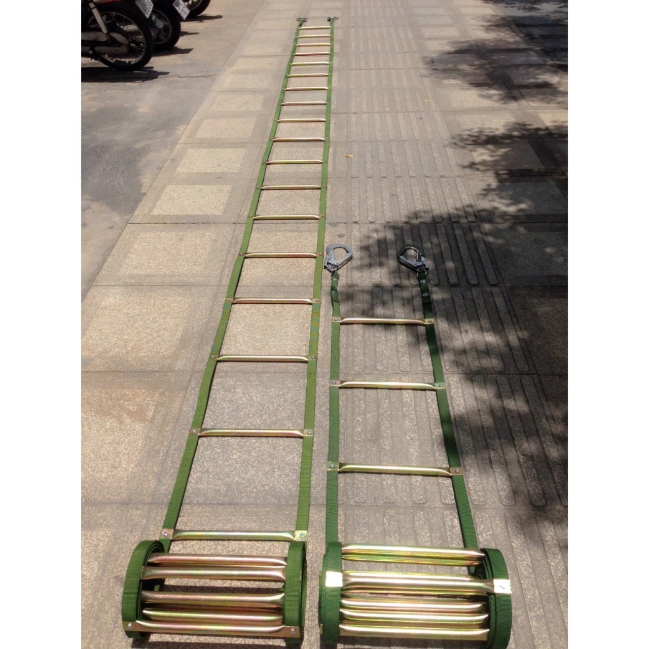 Thang dây thoát hiểm chống cháy có 2 móc lớn dài 20M