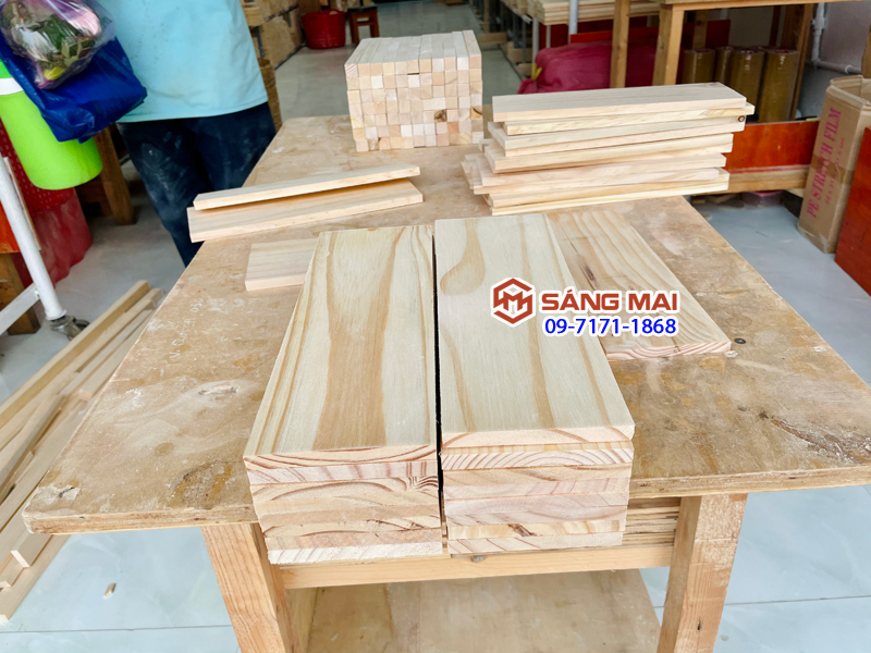 - Tấm gỗ thông mặt rộng 10cm x dày 1cm x dài 30cm + láng mịn 4 mặt