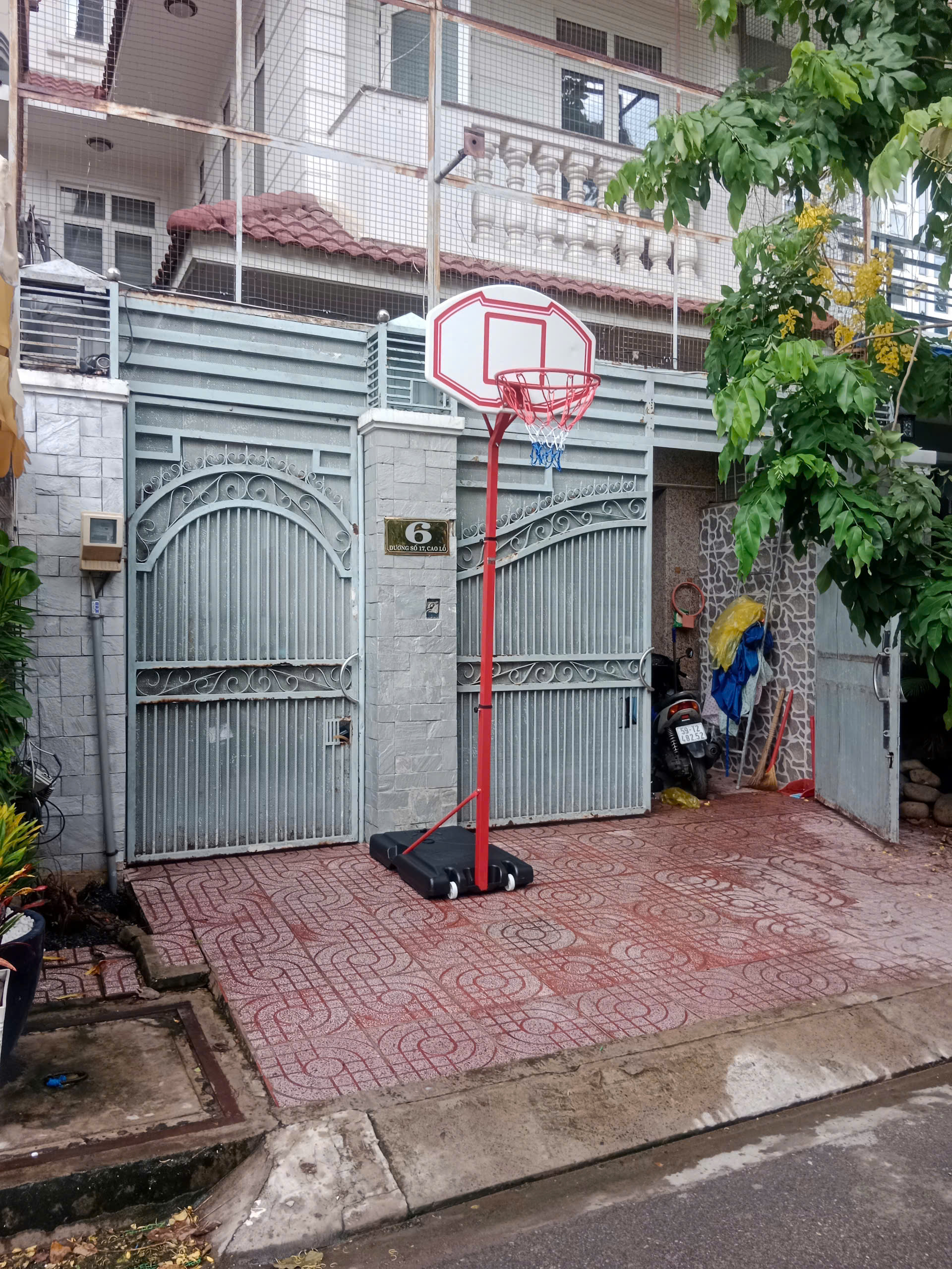 Trụ bóng rổ S003 điều chỉnh từ 2.1m đến 2.6m, sử dụng cho học sinh tiểu học, trung học, đối trọng đổ nước tiện dụng.