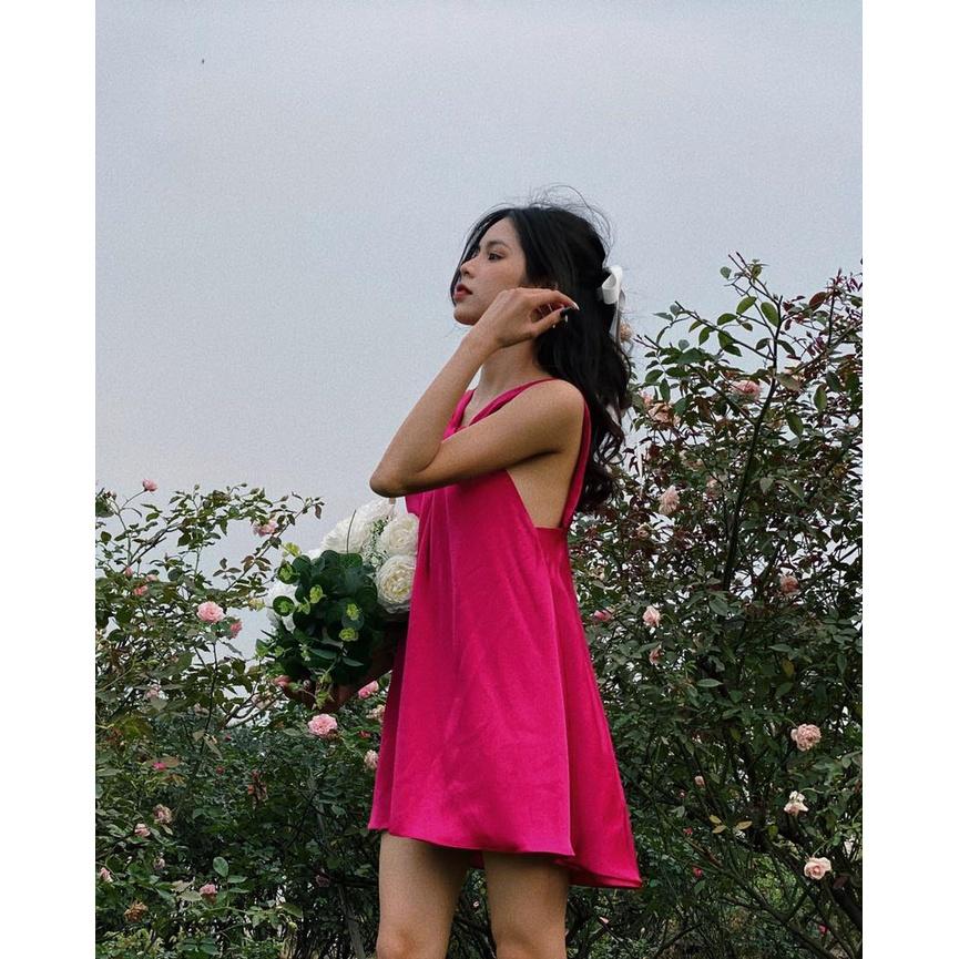 Đầm dáng ngắn màu hồng cổ chéo, phía lưng hở