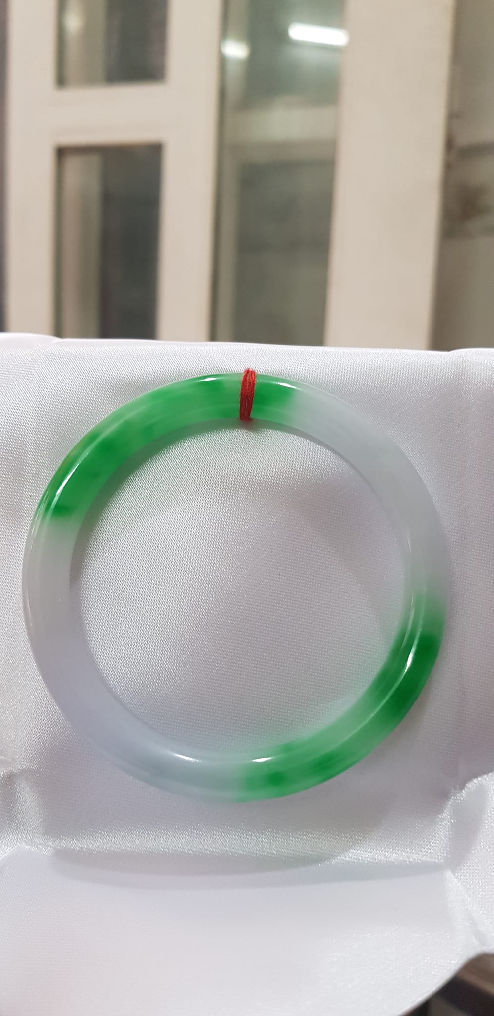 Vòng tay Nữ Đá Cẩm Thạch mới TR Lý 57 mm x cọng 7,5mm Màu Xanh lý tươi trắng 2 bên đều vòng đẹp Nữ 55kg - 64kg đeo đẹp món quà tặng chính mình và người thân đeo đẹp ạ