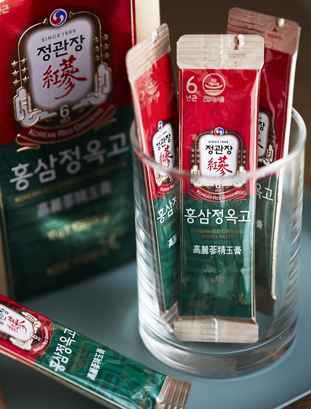 Hộp Tinh Chất Hồng Sâm Và Mật Ong KGC Cheong Kwan Jang Extract with Honey Paste 30 Gói