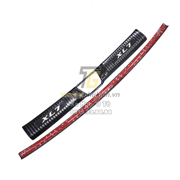 Bộ sản phẩm ỐP BẬC CỐP VÀ BẬC CỬA vân Titan xe Suzuki XL7
