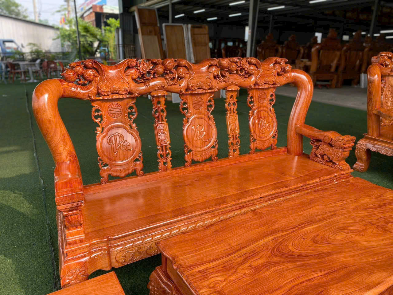 Bộ Ghế gỗ Đào Hương Đá tay 12 trạm tay rồng hoặc tay lân Juno Sofa