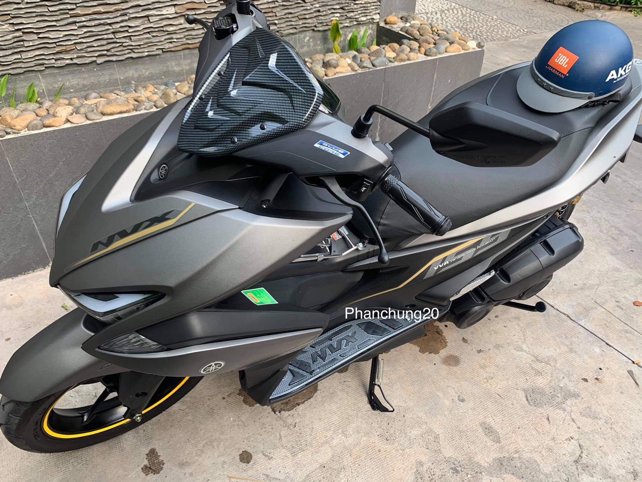 ỐP MÃO TRÊN DÙNG CHO ĐỜI XE NVX 2017 2018 2019 2020 - V1 CACBON