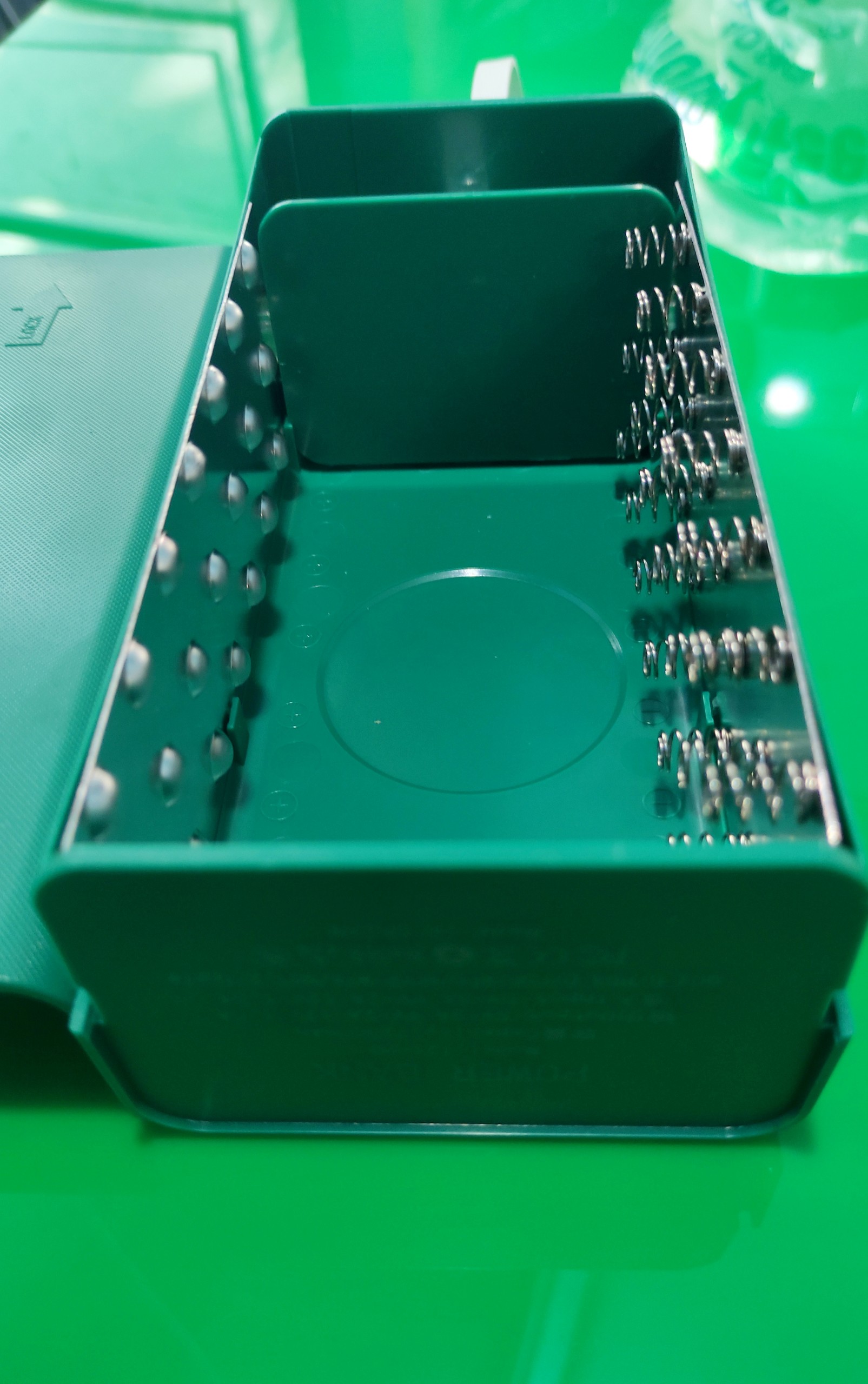 Box sạc dự phòng 21 cell 18650 sạc nhanh QC3.0 có đèn LED 3 cổng vào micro USB Type-C apple nắp trượt và dây da cao cấp màu xanh lá