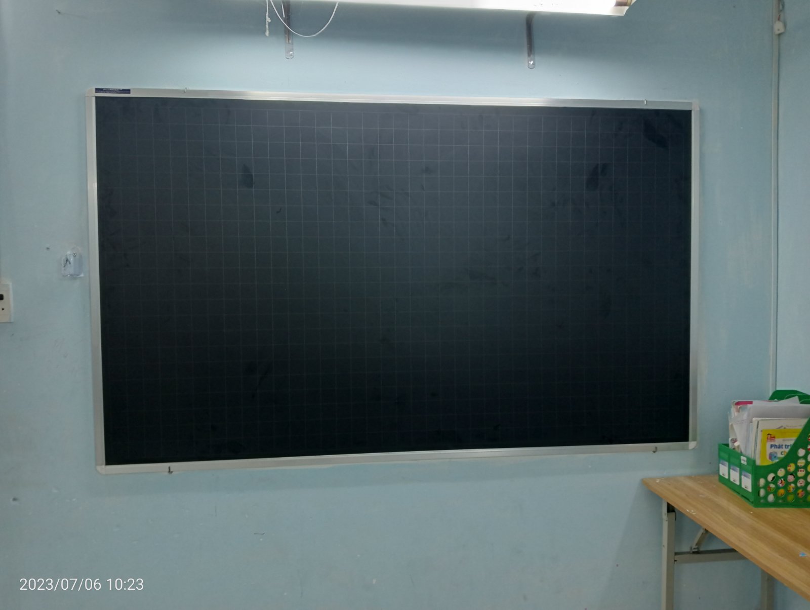 Bảng viết phấn màu đen PolyTaiwan - Bảng viết phấn có kẻ ô ly vuông - Kích thước 100x120cm