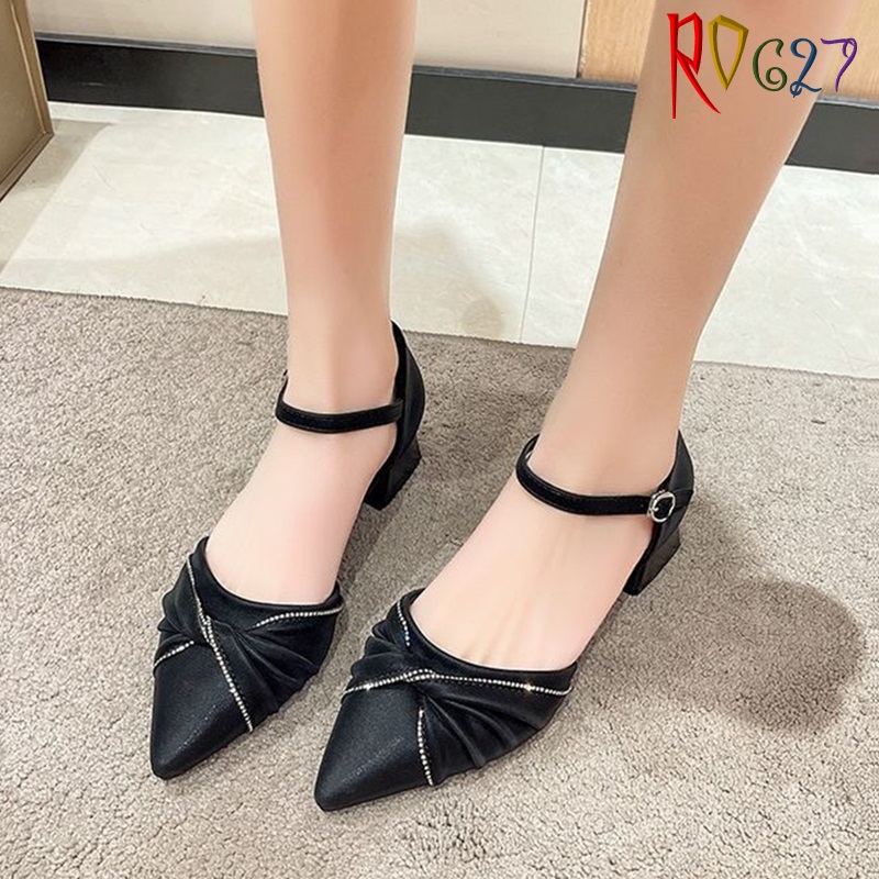 Sandal nữ bít mũi cách điệu, quai cài ROSATA RO627 - 4p - Đen, Kem - HÀNG VIỆT NAM - BKSTORE