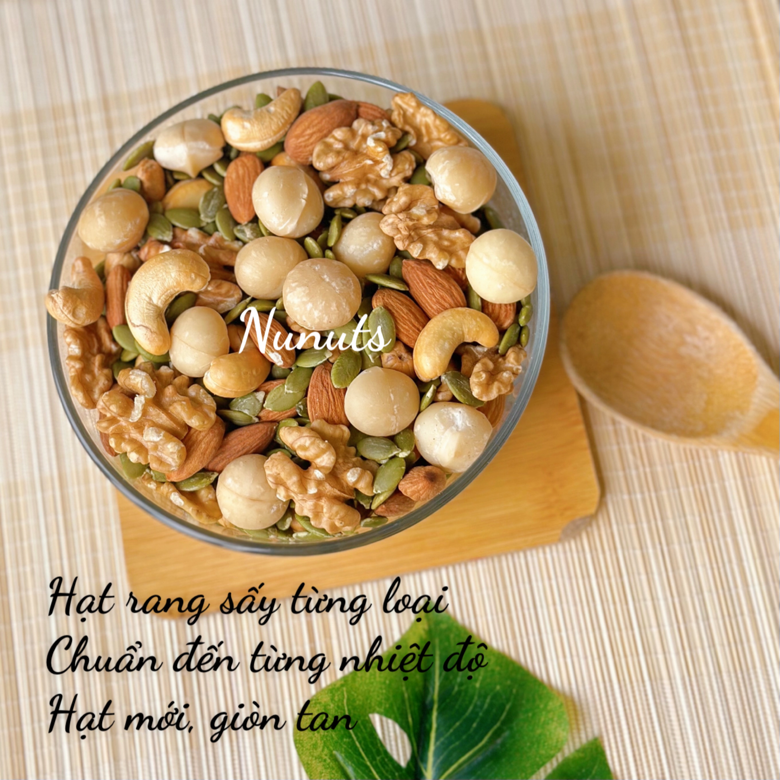 Mix hạt dinh dưỡng gồm 5 hạt tách vỏ ( macca Úc, hạnh nhân Mỹ, hạt điều BP, óc chó vàng Mỹ, hạt bí) nguyên vị, tẩm mật ong, làm sữa