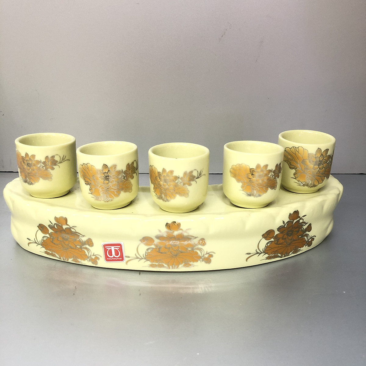 Bộ cúng nước 5 ly bằng sứ hoạ tiết hoa sen vàng -TL311