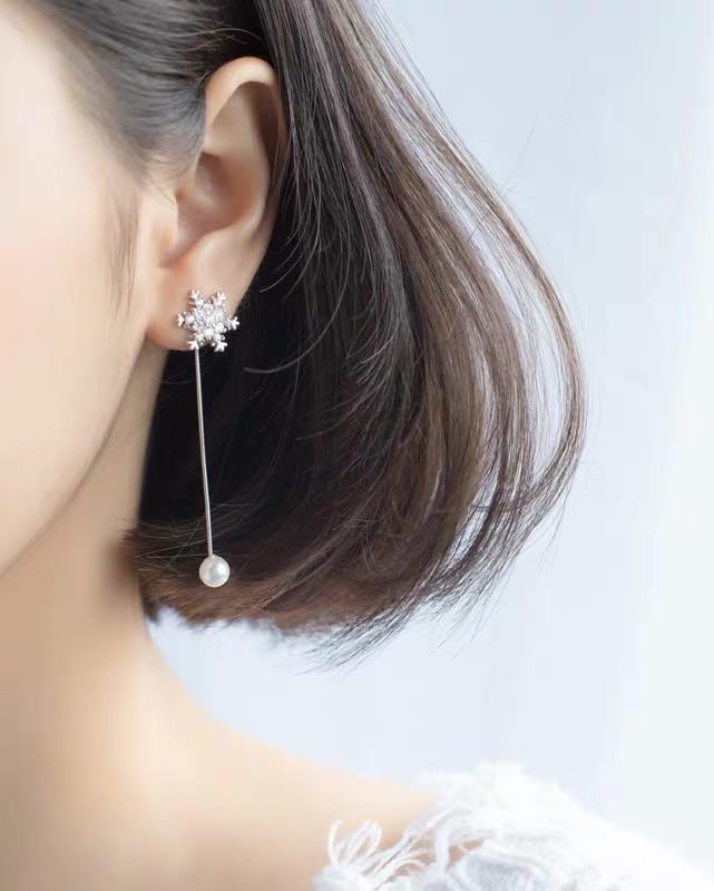 Bông tai hoa tuyết đính đá phối ngọc trai bất đối xứng ấn tượng