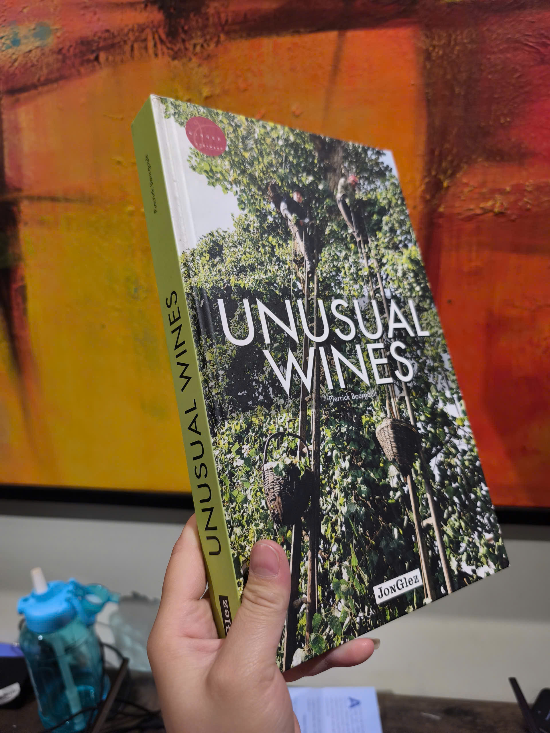 Sách - Unusual Wines by Pierrick Bourgault - (Jonglez Photographic Journeys)