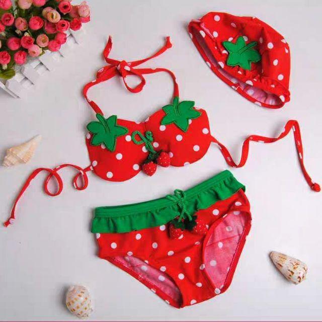 Bikini  đi biển quả dâu cực xinh cho bé