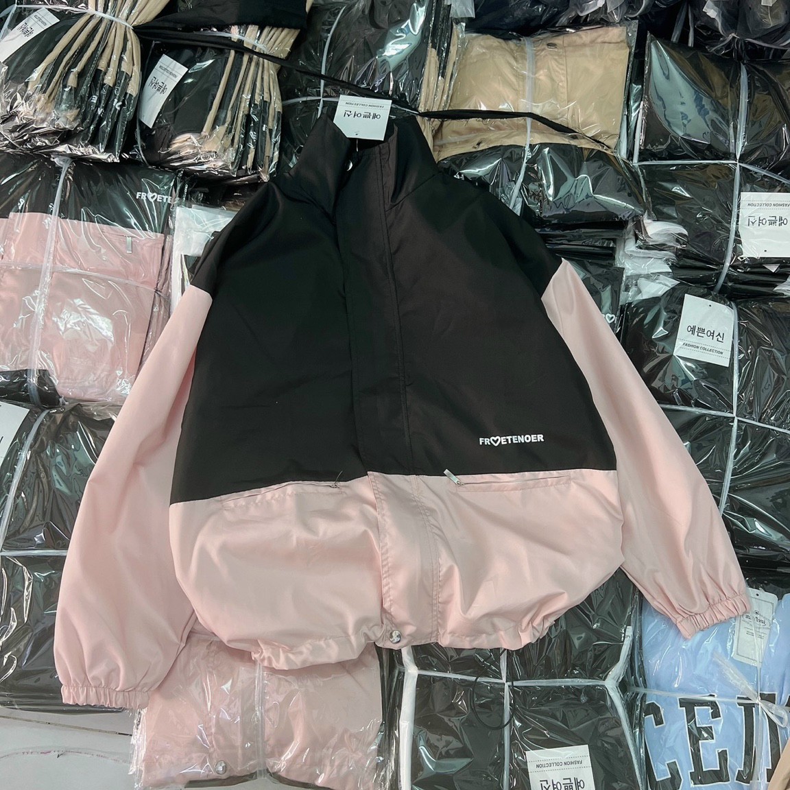 Hình ảnh áo khoác dù lửng xịn 2 lớp phối màu cánh dơi cổ bẻ logo in có dây rút, áo khoác chống nắng nữ