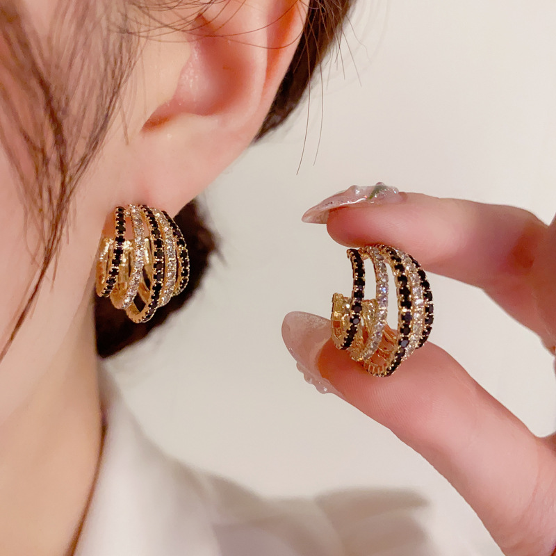 BÔNG TAI KHOEN TRÒN BA LỚP ĐÍNH ĐÁ ZIRCON KIỂU DÁNG HÀN QUỐC
