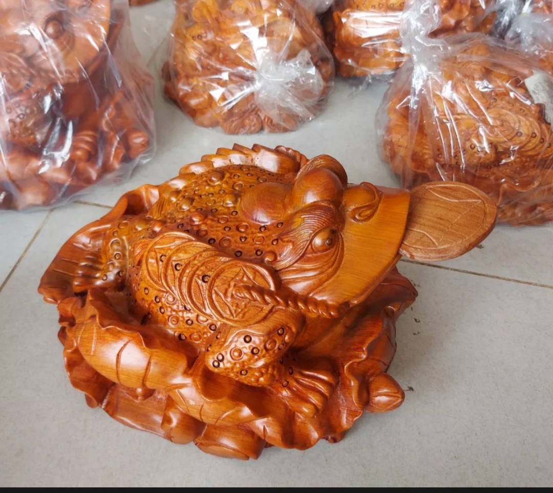 Tượng cóc phong thuỷ hút tài lộc gỗ hương ngang 20cm