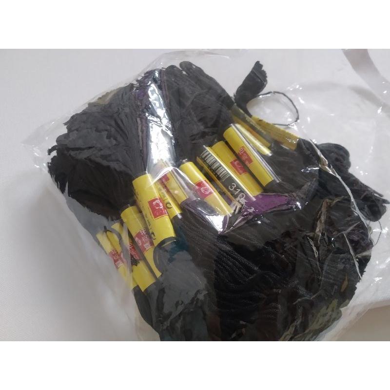 Bộ 3 con chỉ đen cotton sợi to và 1 cây kim lỗ lớn, tiện dụng làm tranh thêu hiện đạip