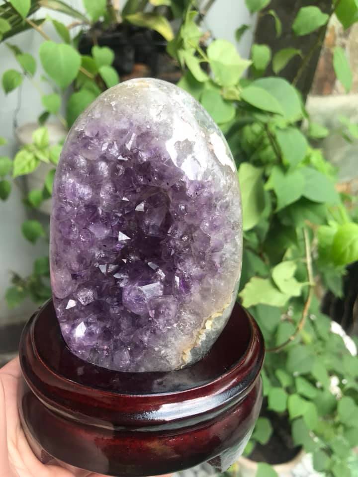 MIẾNG ĐÁ THẠCH ANH TÍM TỰ NHIÊN CÓ HỐC SÂU CÔNG DỤNG HÚT TÀI LỘC MÀU TÍM ĐẸP ĐẾ GỖ Cao 14cm x Ngang 10cm x Sâu 9cm Đặt Bàn Làm Việc Bàn Thờ THẦN TÀI May Mắn