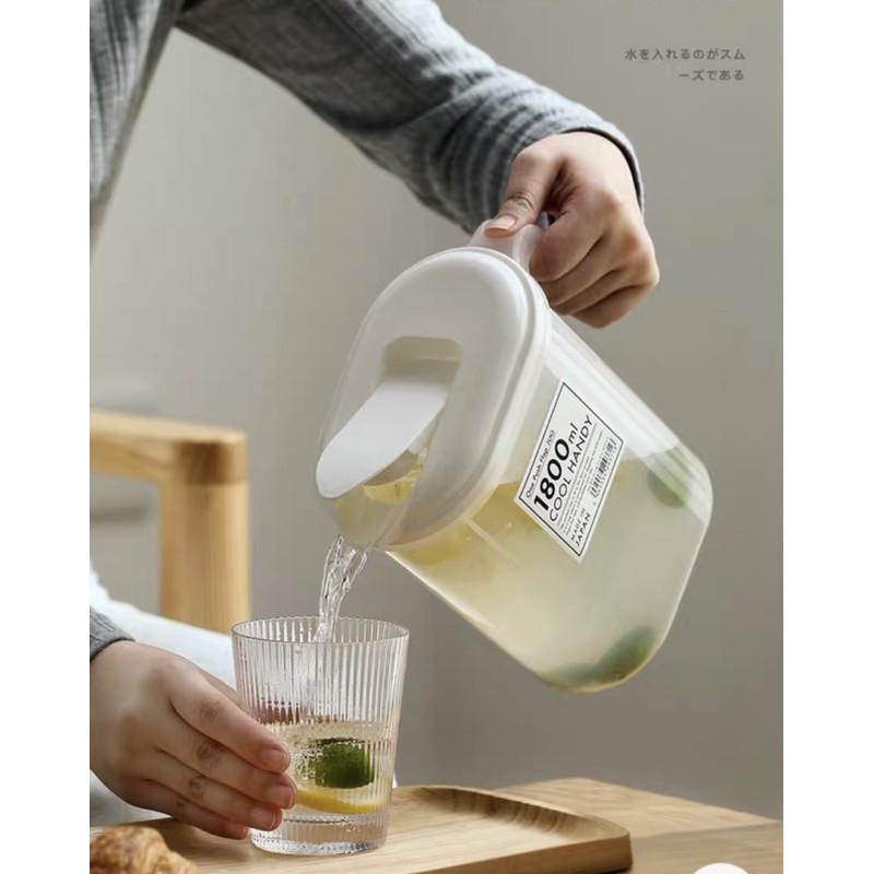 Bình đựng nước có tay cầm 1.8 lít